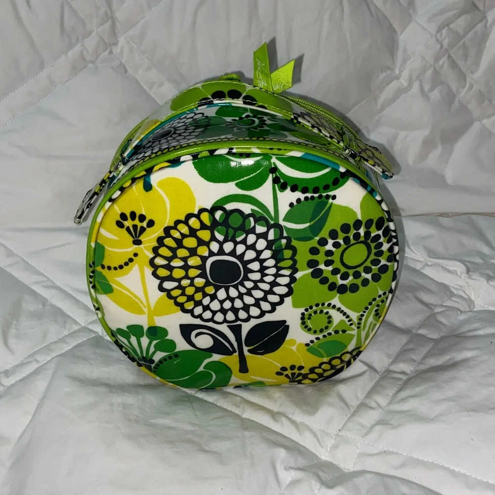 Like new VERA BRADLEY ROUND COSMETIC BAG limes up
